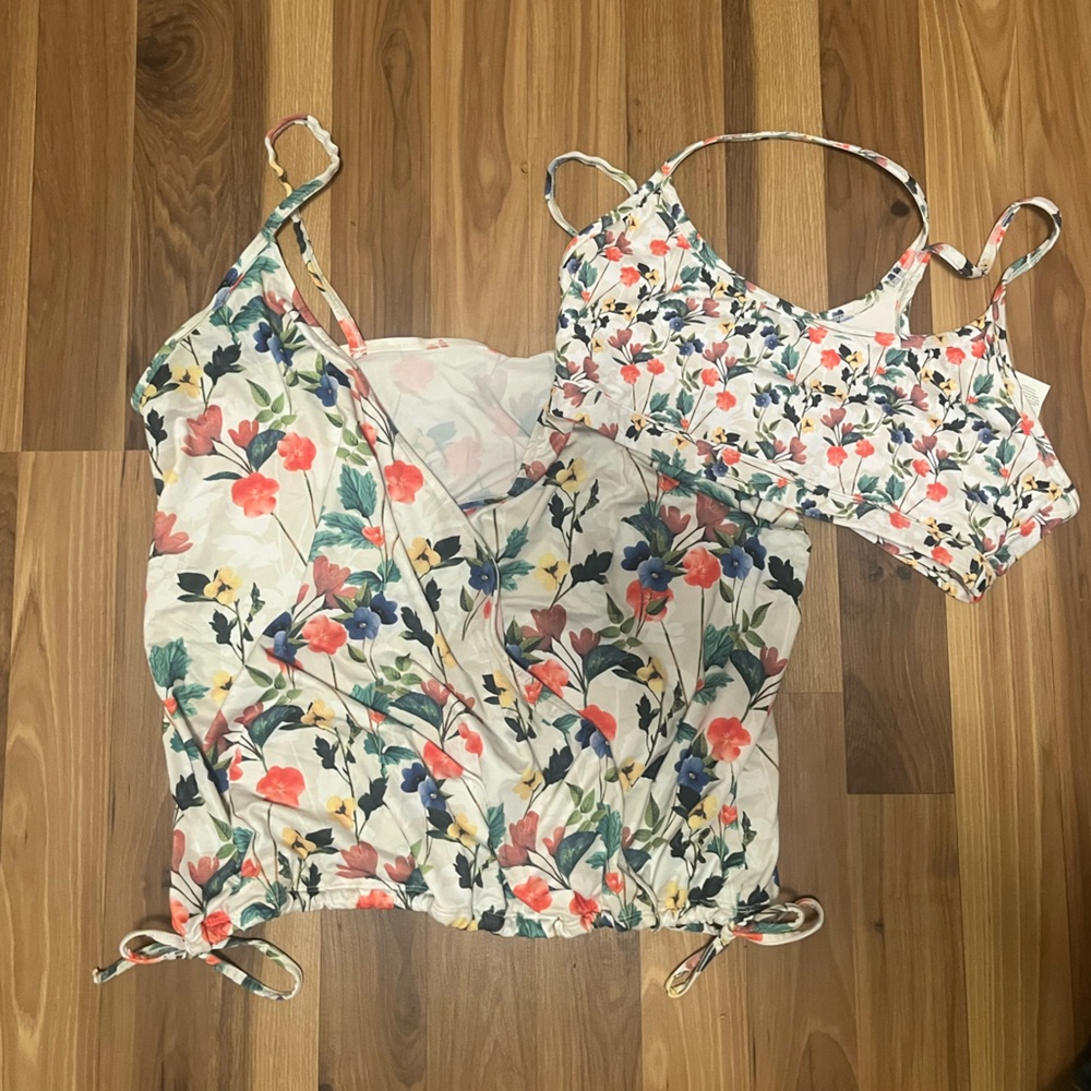 Fabletics Field of Poppy Sports Bra & Matching Shirt